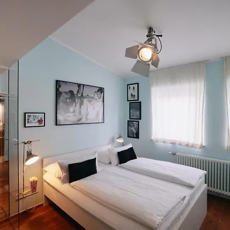 18arts - Living In A Gallery! Otel