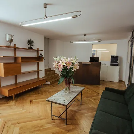 18arts - Living In A Gallery!