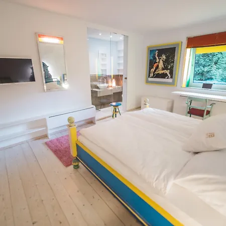 Otel 18arts - Living In A Gallery!