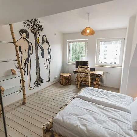 18arts - Living In A Gallery! 4*