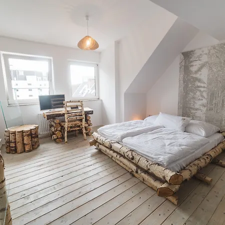 18arts - Living In A Gallery! 4*