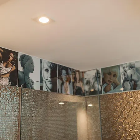 Otel 18arts - Living In A Gallery!