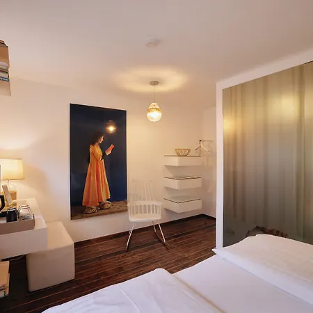 18arts - Living In A Gallery! 4*