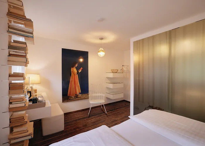 18arts - Living In A Gallery! 4*