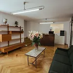 18arts - Living In A Gallery!
