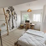 18arts - Living In A Gallery! 4*