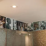 호텔 18arts - Living In A Gallery!