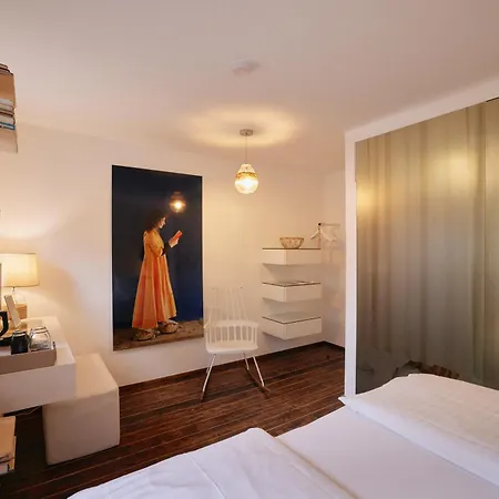 18arts - Living In A Gallery! Hotel